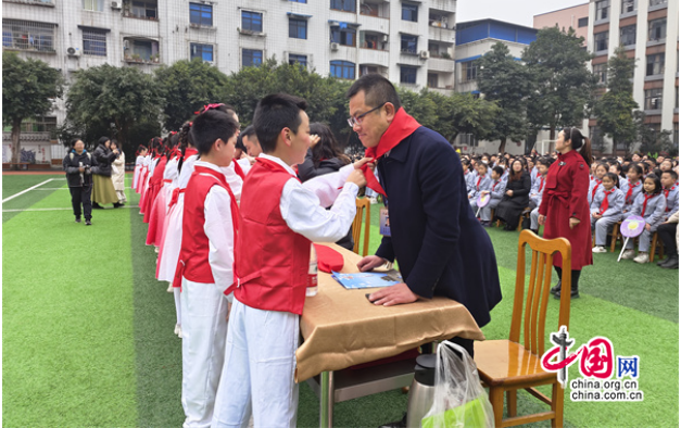 最特别的礼物！宜宾南溪红军小学多了个“小红军雕像”(图2)